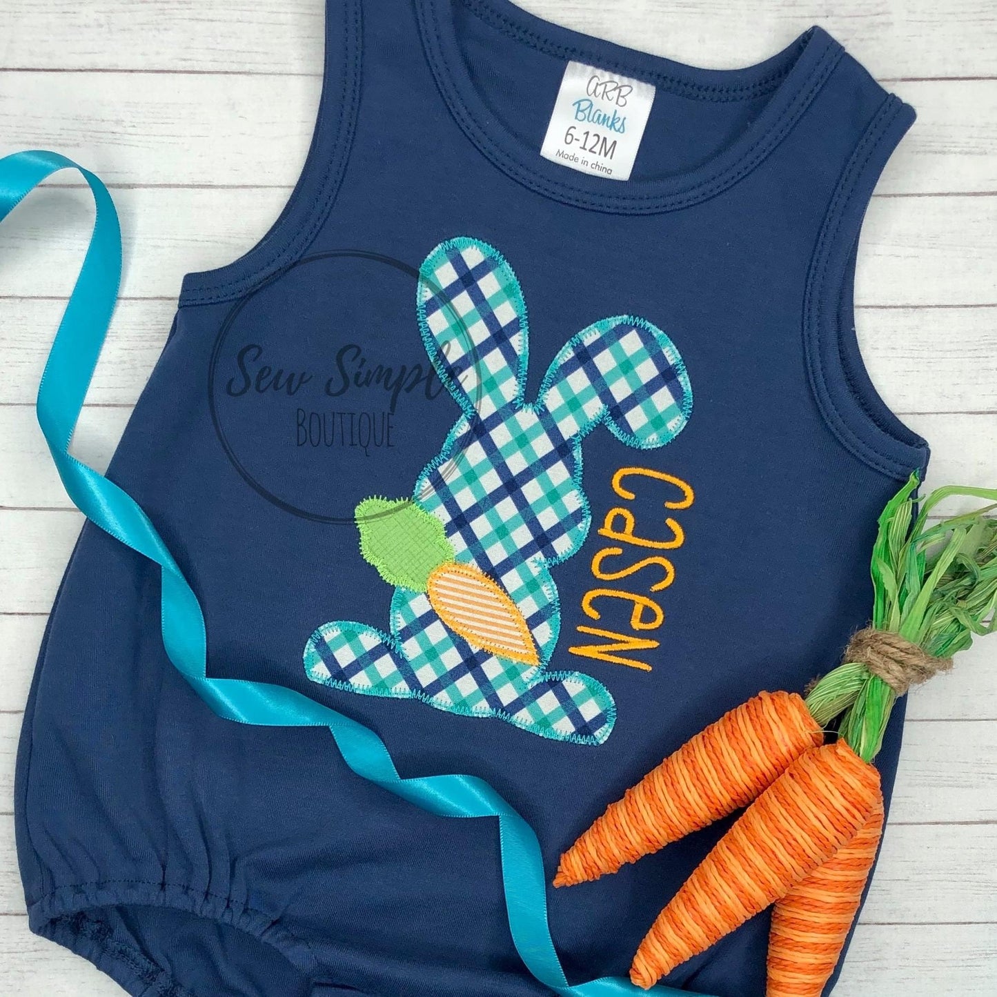 BUNNY WITH CARROT OUTLINE